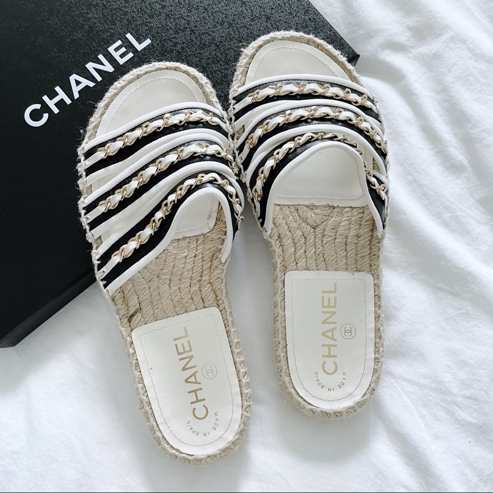 CHANEL 2020 Black & White Espadrille Mules w Gold Chain Slip On Slides / Sandals